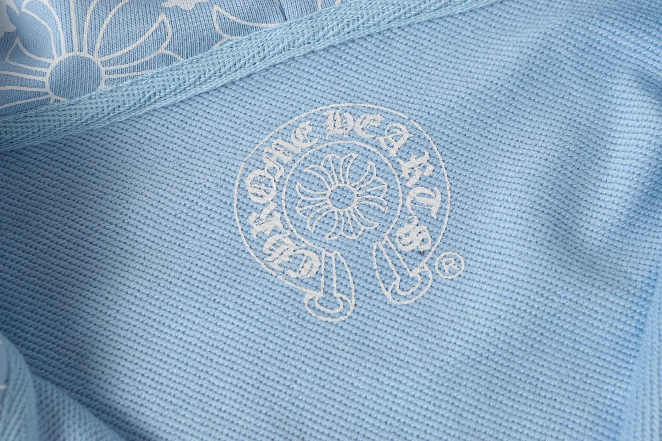 P300 cross-border model, please do not place an order if you are pursuing quality - Chrome Hearts/Chrome Hearts Sanskrit Dark Pattern Horseshoe Sanskrit Cross ✝️ Printed Zipper Sweater Cardigan Jacket - High weight, high density and high quality. The wool is soft, delicate and skin-friendly. It feels soft and silky. It has excellent warmth and skin-friendly properties. - Custom-woven and custom-dyed, no color difference. No matter the fabric or workmanship details, it beats the ordinary version on the market. - Hardware zipper accessories are all customized and full of details. -Colour: Black White Blue -Size: S M L XL